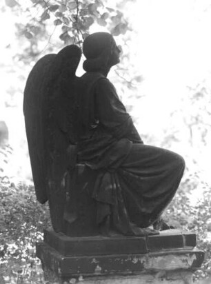 Grabengel : Grabengel (1865; G. A. Kietz, G. Brossmann). Profilansicht. Sandstein. 1865. Dresden-Johannstadt, Trinitatisfriedhof