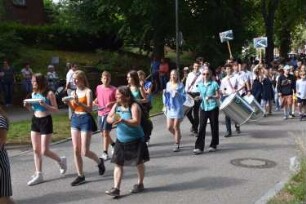 Bad Oldesloe: Kindervogelschießen: Am Bürgerpark Blickrichtung Südwesten: Einzug auf den Exer: Festumzug Theodor-Mommsen-Schule: Schüler und Lehrerin mit Musikinstrumenten: 13. Juli 2023
