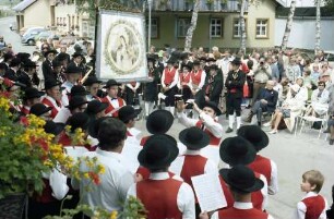 Bernau: Standarte des Musikvereins Bernau mit Trachtenkapelle