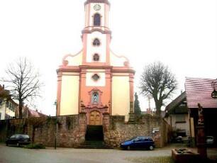 Ansicht von Westen mit Barocker Kirche im (aufgelassenen) Kirchhof - Kirchhofmauer in der Basis als Futtermauer