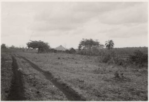 Gehöft der indigenen Bevölkerung an der Straße Nioaque - Campo Grande auf einer Landterrasse : 27,72 km östlich von Nioaque, Höhe: ca. 580 m