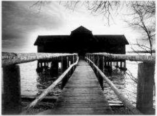 Steg zu einem Haus im See (Altersgruppe 18-21)