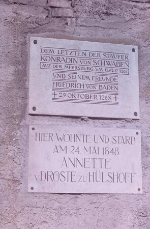 Meersburg. Altes Schloss, Gedenktafel von Konradin von Schwaben und Annette von Droste-Hülshoff