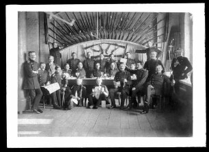 Soldaten in Waffenkammer (Gruppenbild)