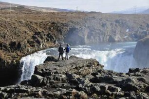 Godafoss-Wasserfall bei Akureyri : Der Godafoss-Wasserfall ("Götter"-Wasserfall) ist hundert Meter breit und fällt 11 Meter tief herab. Aufgenommen am 20. Mai 2012 in der Nähe von Akureyri