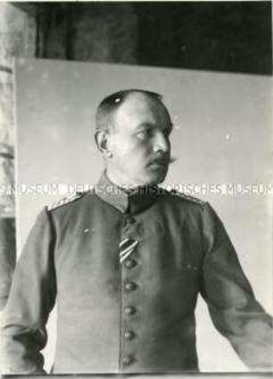 Aufnahme eines Militärs im Atelier