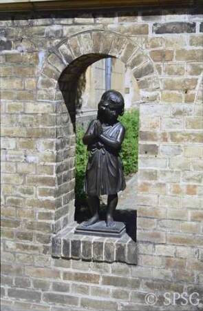 Potsdam, Park Sanssouci, Umgebung Friedenskirche, Betendes Mädchen, (Kopie nach Christian Daniel Rauch) an der Pforte zur Friedenskirche.