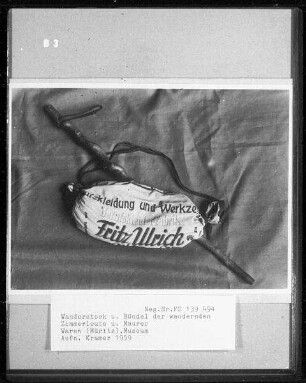 Wanderstock und Bündel der wandernden Zimmerleute und Maurer