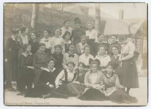 Klassenfoto, Marlene Dietrich an der Victoria-Luisen-Schule (Berlin-Wilmersdorf, März 1918) (Archivtitel)