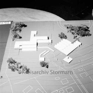 Hauptschule mit Realschulzug [später Joachim-Mähl-Schule]: Schulverband Reinfeld: Schützenstraße: Architektenwettbewerb: zweiter Preis: Entwurf der Architekten Dannien und Fendrich aus Lübeck: Präsentation auf rundem Tisch