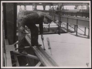 Hafenarbeiter entweder am Überseehafen Bremen oder am Hafen Hamburg