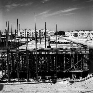 Marktplatz: Baustelle des Rathausgebäude, dahinter Wohngebäude der Straße Alter Kirchenweg: Blick nach Westen: Winterbild