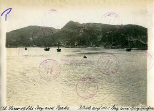 Hongkong. Blick über Bucht mit Dschunken gegen Victoria-Peak (?)