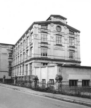 Affalter (Lößnitz-Affalter), Obere Hauptstraße 33. Fabrikgebäude (ehem. VEB Meßgerätewerk Zwönitz, vormals Schuhfabrik Trommler, um 1900). Straßenansicht von Süden
