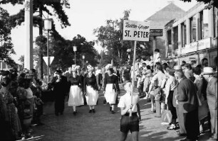 Freiburg: Umzug; Trachtengruppe St. Peter