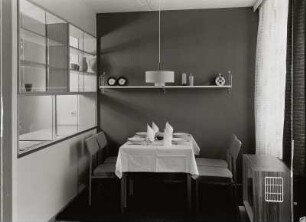 Wandregal : Musterwohnzimmer für eine 2-Raum-Wohnung mit Durchreiche zur Küche (1965; Zentrales Entwicklungsbüro Schkeuditz). Eßplatz
