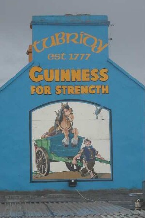 Guinness Bier : Werbung für das typische irische Bier Guinness, aufgenommen 2004