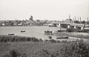 Wolgast, Stadtansicht über Peenestrom mit Straßenbrücke, von NO