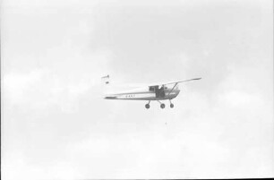 Oberrimsingen: Cessna 172 mit beiden Fallschirmspringern beim Hochdrehen