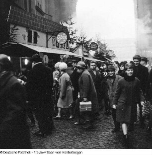 Weihnachten - Verschiedenes: Rathaus - Weihnachtsmesse, Striezelmarkt, Baumverkauf, Weihnachtsfeier, Altmarkt 21, Landhaus, Jugendklub WBA 361 Weihnachtsfeier