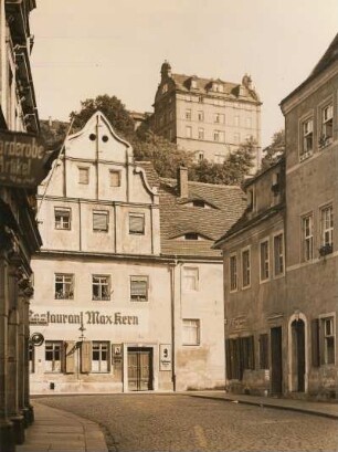 Pirna, Obere Burgstraße 2, sog. Kernsches Haus, Straßenansicht mit Blick auf Schloss Sonnenstein