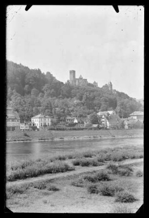 Blick vom Ufer von Kreuzwertheim auf Obere Eichelgasse und Burg