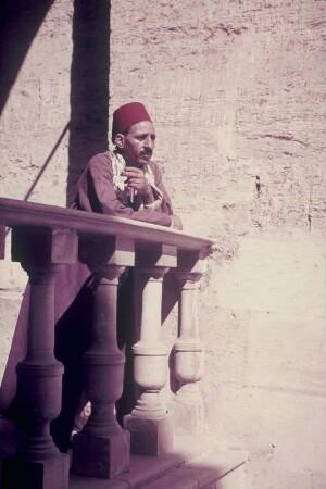 Reisefotos Ägypten. Kairo. Ägypter mit Fes, über eine Brüstung schauend