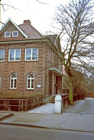 Kurparkallee 1: Stadtvilla: Eckhaus Klinkerbau mit Zeltdach, Dreiecksgauben: Straßenfront: Seitenfront, Eingang mit Verdachung, Treppen