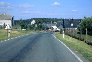 Ortseingang aus Richtung Witzendorf; abschüssige Straße, erste Häuser