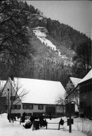 Egesheim/Heuberg: Dorfstraße mit Felsblock, mit Schulkindern
