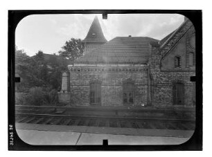 Berlin-Pankow. Bahnhof Wollankstraße. Empfangsgebäude (1893, Umbau um 1910). Blick vom Bahnsteig über das Gleis