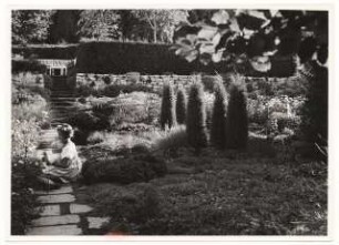 Garten von Dombois, Ermatingen am Bodensee: Blick auf erhöhte Sitzecke mit Bank, Kinder im Garten