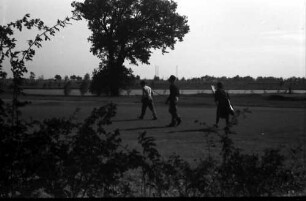 Bukarest: Golfclub, Blick auf Golfplatz, Golfspieler am Loch