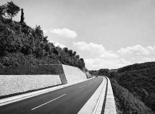 "Steinernes Weib" Trassierung und Stützmauer