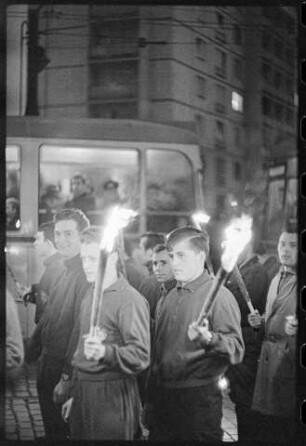 Jugendliche Sportler bei einem Fackelzug zur Werner-Seelenbinder-Gedenkwoche, Oktober 1966. SW-Foto © Kurt Schwarz.