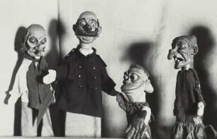 Vier Handpuppen: Greis, Schutzmann, Frosch und Hexe