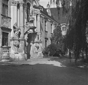 Stift Dürnstein : Portal zum Klausurbereich des Stifts.
