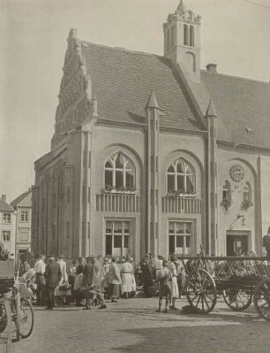 Cammin. Pommern. Markttreiben am spätgotischen Rathaus