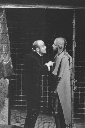 Szenenbilder aus "Der Nachbar des Herrn Pansa", Schauspiel von Günter Rücker in der Inszenierung von Friedo Solter (Bühnenbild: Wolfgang Mattheuer). Deutsches Theater Berlin, 11.10.1969 (Uraufführung Oktober 1969)
