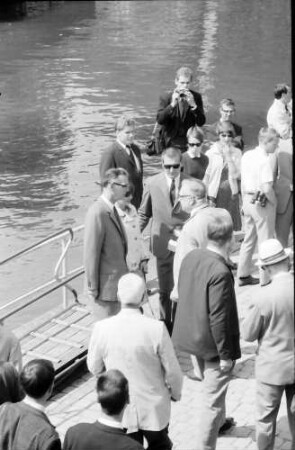 16. Tagung 1966 Mediziner; Empfang der Gäste auf dem Landungssteg: Graf Lennart Bernadotte, Werner Forßmann mittig