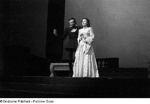 Szenenbilder aus dem Stück "Hamlet" von William Shakespeare am Deutschen Theater Berlin : Szene mit Horst Caspar als Hamlet (links) und Agathe Poschmann als Ophelia (rechts)