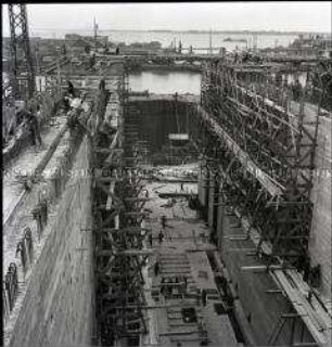 Fundament eines Großbunkers für deutsche U-Boote im Hafen von Saint-Nazaire an der französischen Atlantikküste