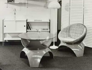 Leipziger Herbstmesse, 1975. Standregal mit Schiebeteil, Couchtisch und Sessel (1975; VEB Möbel und Plast Ohrdruf)