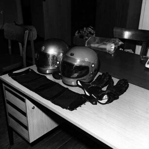 Polizeiinspektion Bad Oldesloe: Büro mit Schreibtisch: darauf gestohlene Motorradhelme: links davor Nierengurt: rechts Handschuhe