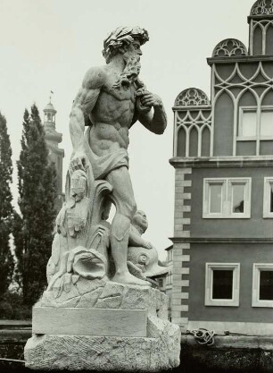 Weimar, Neptunbrunnen, Transport mit Spezialkran
