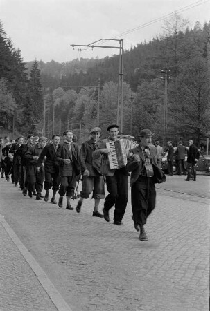 Reportage: Wandervögel und andere Vögel in der Sächsischen Schweiz. Singende Männer-Wandergruppe mit Akkordeonspieler