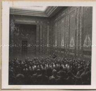 Auszeichnung von Betrieben mit der "Goldenen Fahne" der Deutschen Arbeitsfront in der Reichskanzlei