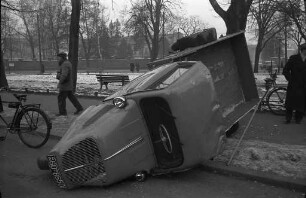 Verkehrsunfall zwischen einem Lieferwagen und einem amerikanischen PKW beim Durlacher Tor.
