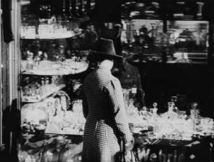 Frau vor einem Schaufenster (Szene aus dem Dokumentarfilm "Fahrende Stadt")