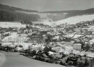 Manebach, Ortsansicht : Manebach. Ortsansicht mit Dorfkirche von Ostnordosten. Winteraufnahme